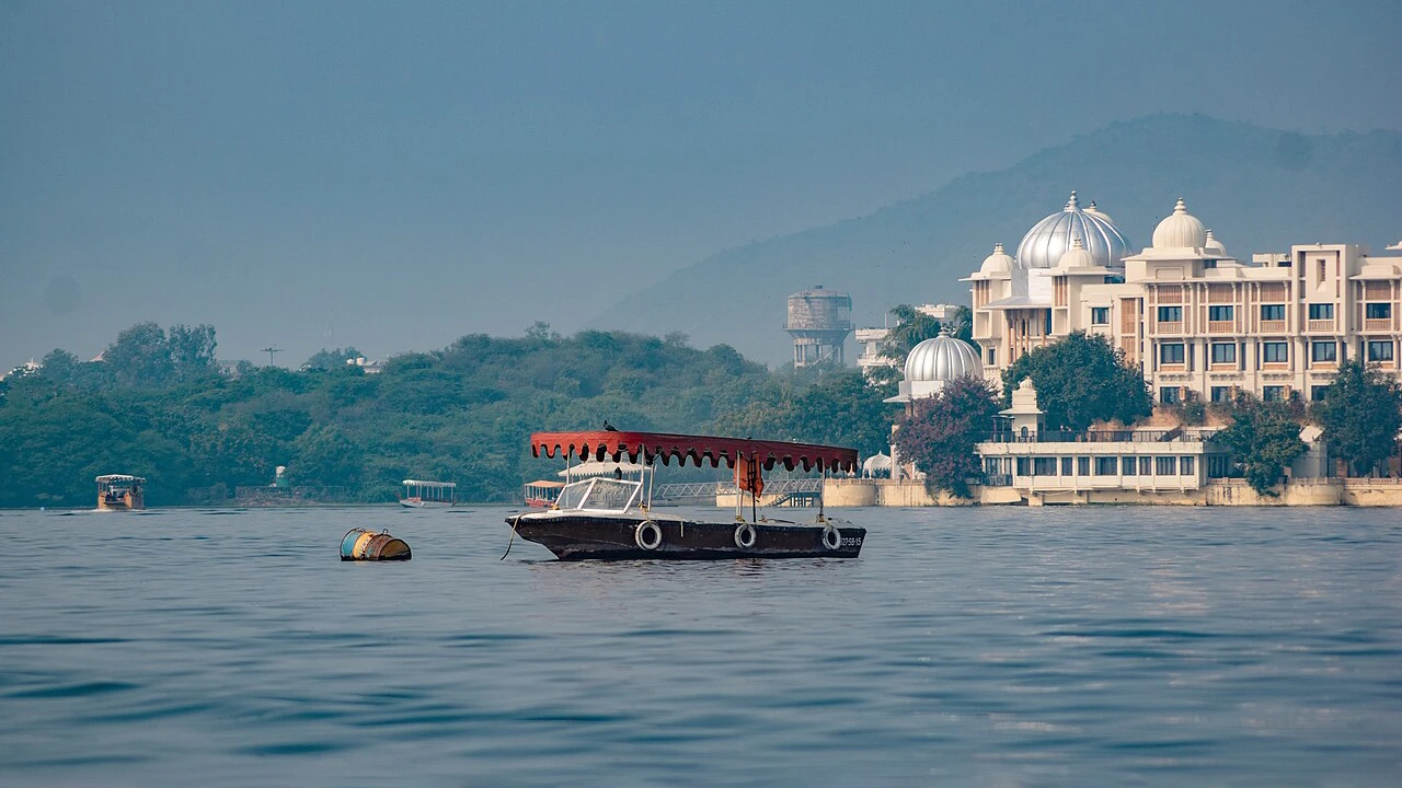 Discover Rajasthan’s Stunning Trail: Jaipur to Jaisalmer 34 Lake_Pichola_Udaipur_Rajasthan