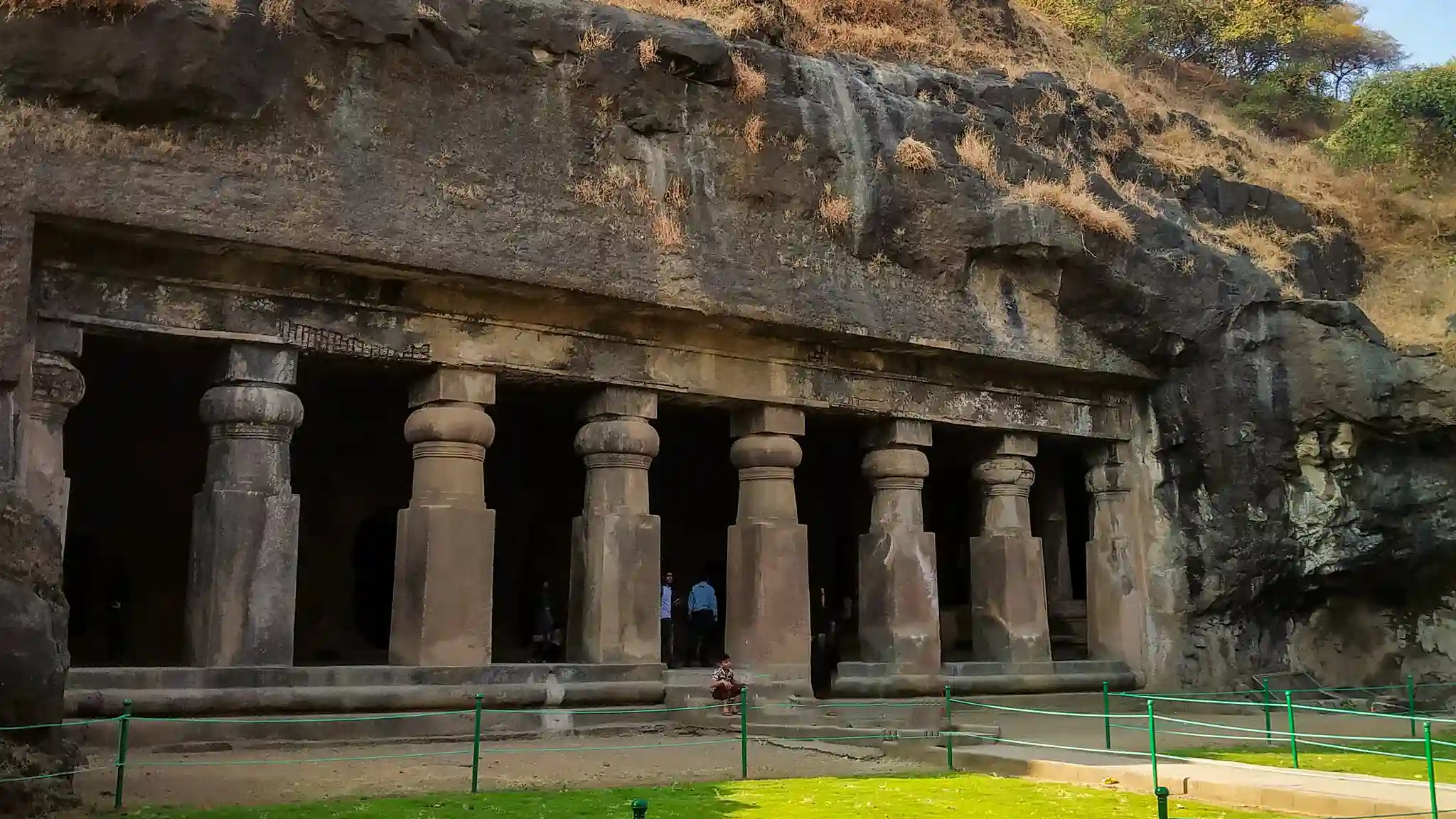 Top 12 One-Day Getaways from Mumbai: Nature & History Waits 23 Elephanta_Caves_in_Mumbai